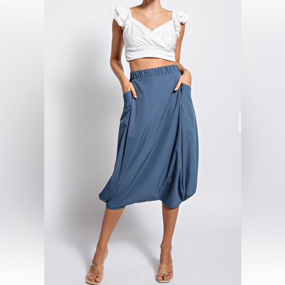 ✨RESTOCKED✨FABULOUS MIDI BUBBLE HEM PANTS - Picture 3 of 5